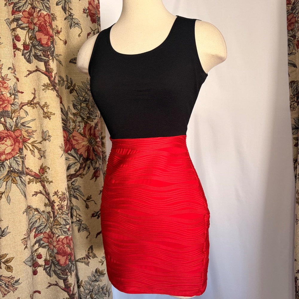 Wet Seal Gorgoeus Black Red Bodycon Dress Textured Bandage Wavy detailed skirt